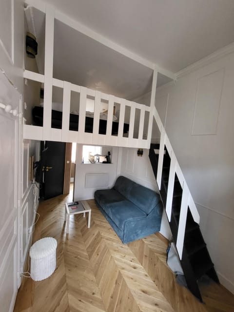 Bed, Living room, Photo of the whole room, Seating area