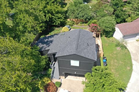 Centrally Located Lexington FUN-ZONE! Pool! Hottub! Game Room! House in Lexington