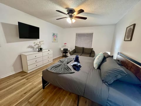 family Spacious Heated Pool Home 5 Min To Weeki Wachee House in Spring Hill