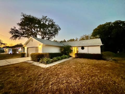 family Spacious Heated Pool Home 5 Min To Weeki Wachee House in Spring Hill