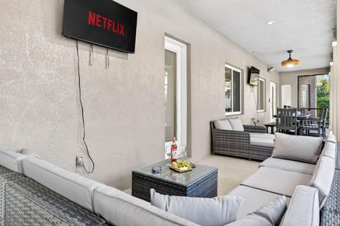 family house 5BR Heated Pool Home in Brandon - Pool Table House in Brandon