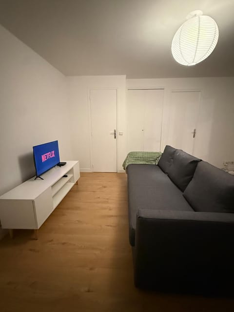 Train station 10 min close to Paris and Disney University Apartment in Noisy-le-Grand