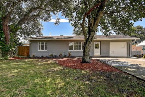 Family 3BR St Pete Home Heated Pool 5 Min To Beaches House in Bay Pines