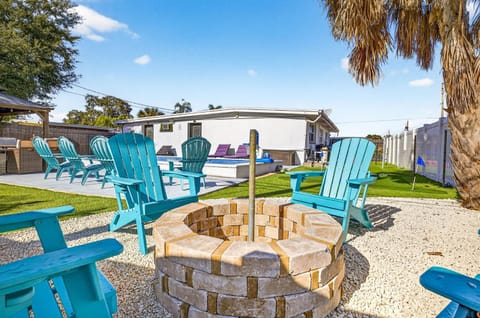 Family Heated Pool Putting Green Pac-Man Near Beach House in Seminole