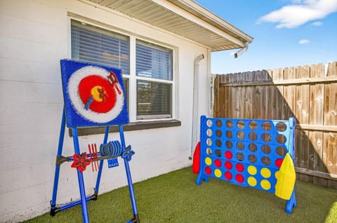 Family Heated Pool Putting Green Pac-Man Near Beach House in Seminole