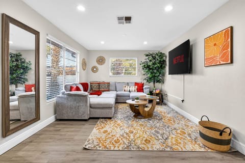 Family Luxury Escape Heated Pool Spa Mini Golf Arcade House in Largo