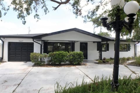 Family 2BR Heated Pool Home with Fire Pit in Seminole House in Seminole