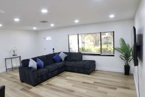 Family 2BR Heated Pool Home with Fire Pit in Seminole House in Seminole