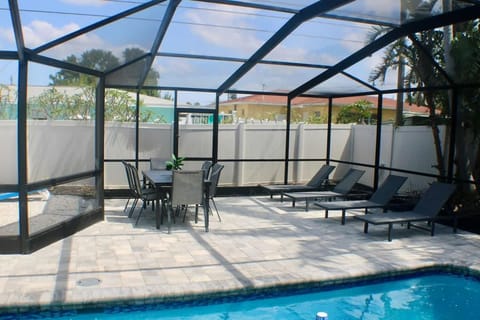 Family 2BR Heated Pool Home with Fire Pit in Seminole House in Seminole