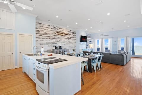 Family Beachfront 5BR Home On Dauphin Island Hot Tub House in Dauphin Island