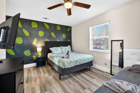 Family Putting Green Oasis BBQ Cornhole Heated Pool House in Tampa