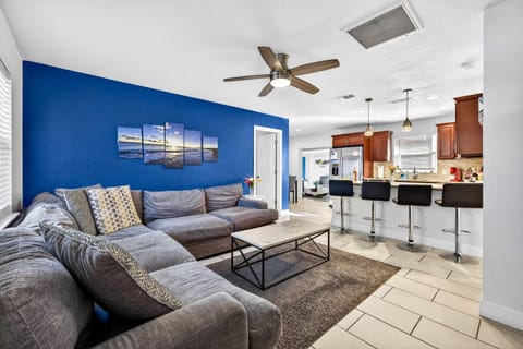 Family Putting Green Oasis BBQ Cornhole Heated Pool House in Tampa