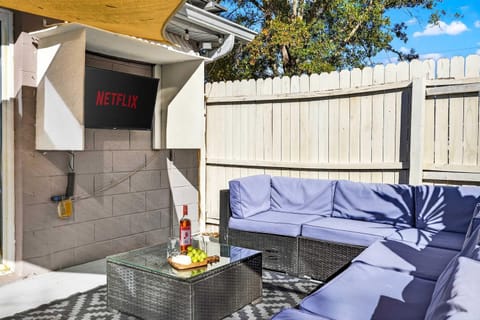 Family Putting Green Oasis BBQ Cornhole Heated Pool House in Tampa