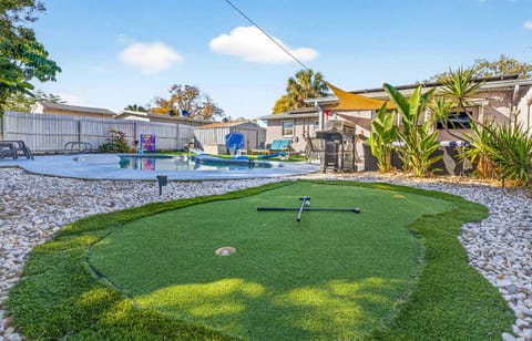 Family Putting Green Oasis BBQ Cornhole Heated Pool House in Tampa