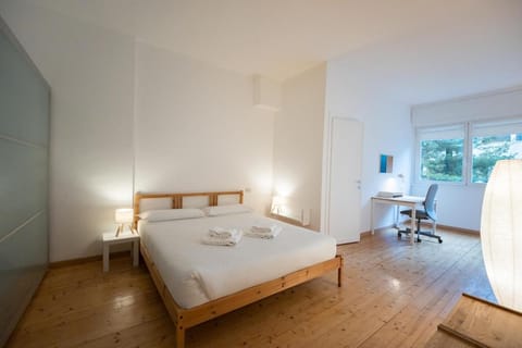 Parking, 2 min to Metro, 8 min to RHO Fair Apartment in Milan