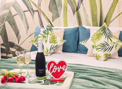 Bed, Photo of the whole room, Decorative detail, Bedroom