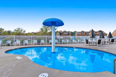 Sunset Condominiums: Golf View Apartment in Castle Rock Lake