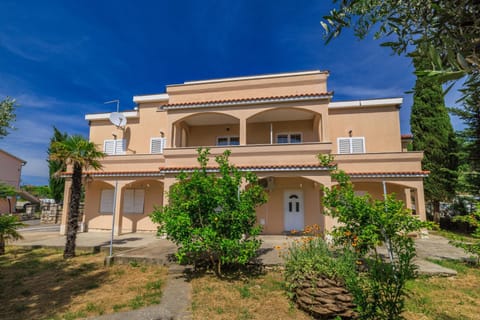 Patio, Facade/entrance