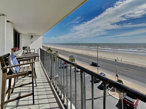 Day, Balcony/Terrace, Seating area, Beach, Sea view