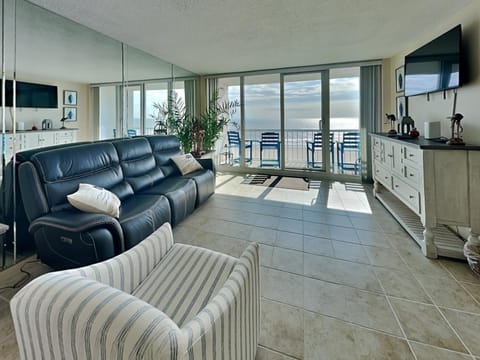 Day, TV and multimedia, Balcony/Terrace, Living room, Seating area, Sea view, furniture