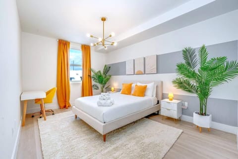 Bed, Photo of the whole room, Seating area, Bedroom