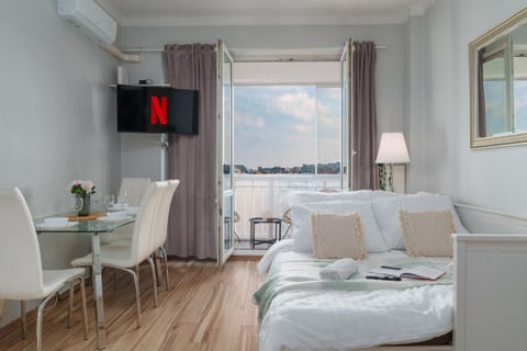 Bed, TV and multimedia, Living room, Photo of the whole room, Seating area, Dining area, Bedroom, Entertainment, flat iron, heating, heating, internet, soundproof, wardrobe, air conditioner, air conditioner