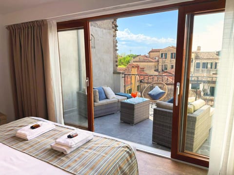 Property building, Bird's eye view, View (from property/room), View (from property/room), Balcony/Terrace, Balcony/Terrace, Photo of the whole room, City view, City view