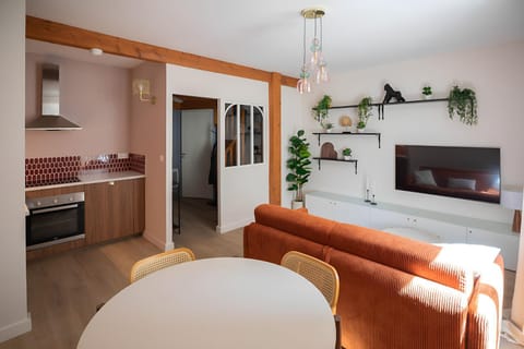 TV and multimedia, Kitchen or kitchenette, Living room, Seating area, Dining area