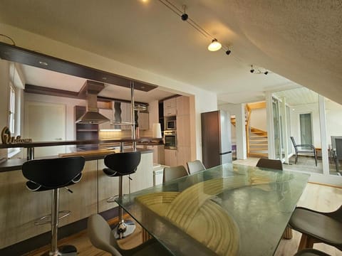 Kitchen or kitchenette, Living room, Seating area, Dining area