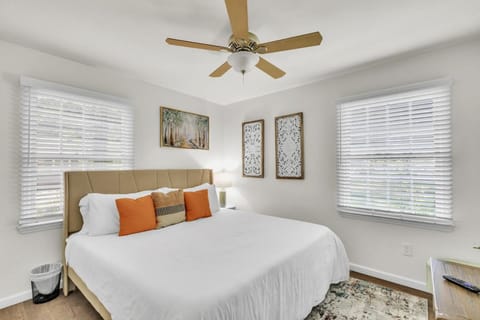 3BR Near River St Forsyth Porch Parking House in Savannah