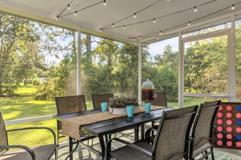 3BR Near River St Forsyth Porch Parking House in Savannah