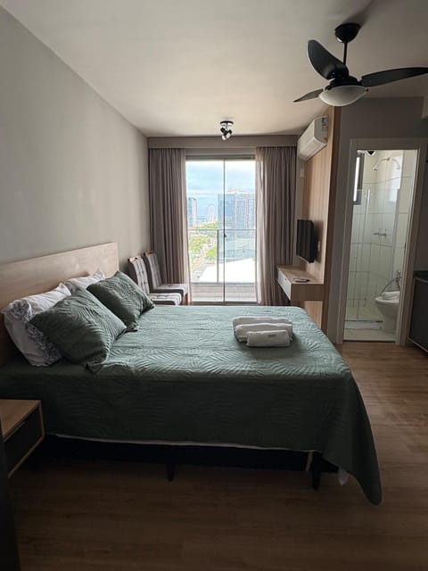 Bed, towels