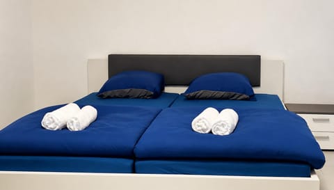 Bed, Photo of the whole room, Bedroom, towels