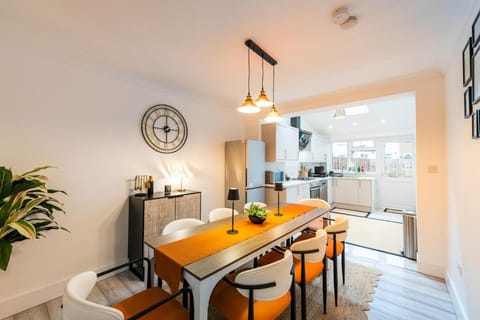 Kitchen or kitchenette, Seating area, Dining area
