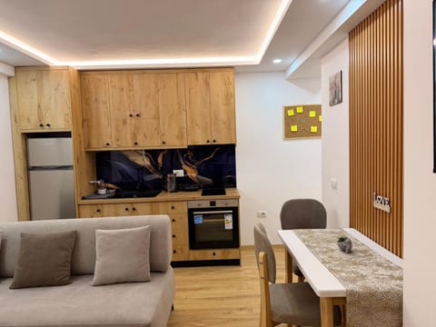 TV and multimedia, Kitchen or kitchenette, Living room, Seating area, Dining area, minibar, oven, stove
