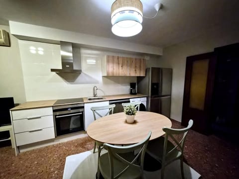 Communal lounge/ TV room, TV and multimedia, Coffee/tea facilities, Kitchen or kitchenette, Kitchen or kitchenette, Living room, Dining area, Dining area, Communal kitchen, dishwasher, oven, stove, washing machine, dryer, kitchen