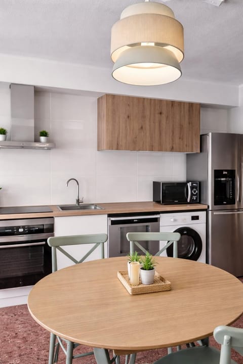 Coffee/tea facilities, Kitchen or kitchenette, Dining area, dishwasher, internet, microwave, oven, stove, washing machine, dryer