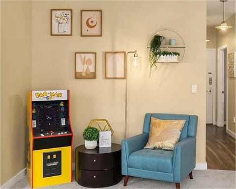 Amazing Courtyard View DT Parking tub pool 99 WS House in Belltown