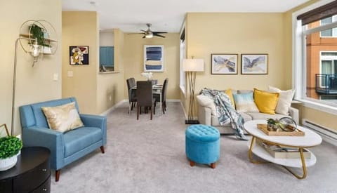 Amazing Courtyard View DT Parking tub pool 99 WS House in Belltown