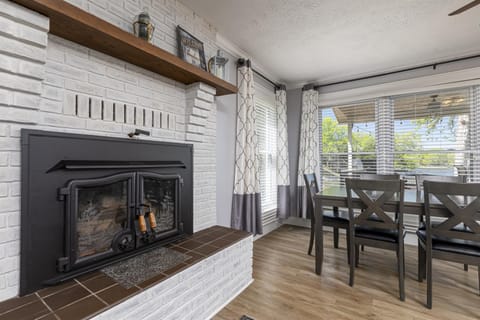 Waterfront Retreat with Hot Tub House in Lake of Egypt