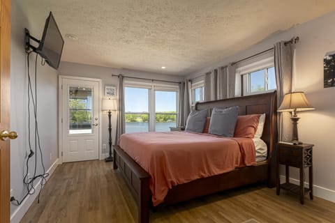 Waterfront Retreat with Hot Tub House in Lake of Egypt