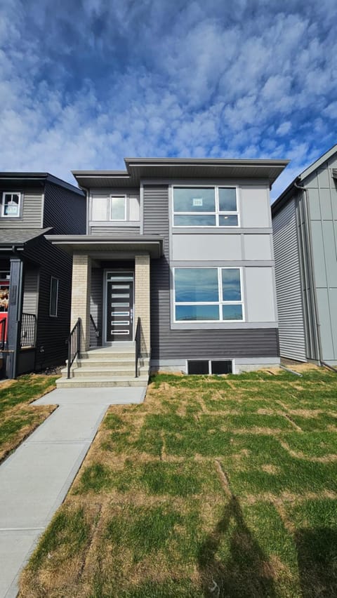Property building, Facade/entrance, Day