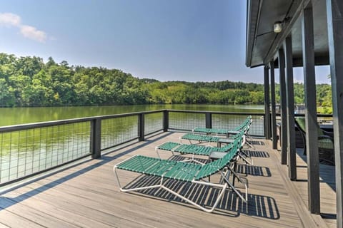 Dockside Lakefront Escape Deck Views House in Lake Martin