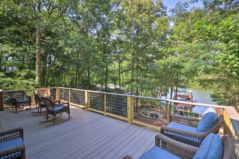 Dockside Lakefront Escape Deck Views House in Lake Martin