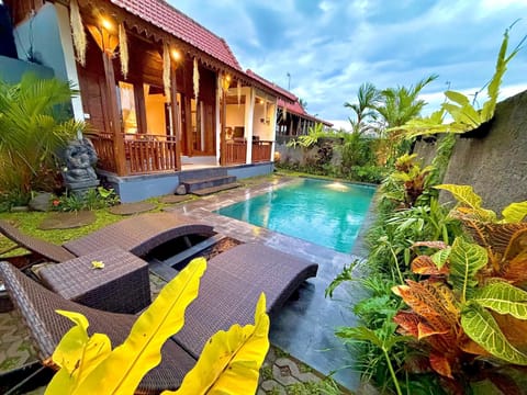 Property building, Garden, Garden view, Pool view, Swimming pool, Swimming pool, sunbed