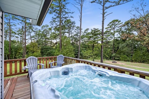 Lake Retreat Hot Tub Game Room Grill House in Beaver Lake