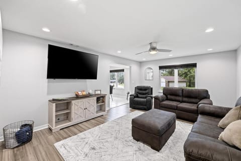 Lake Retreat Hot Tub Game Room Grill House in Beaver Lake