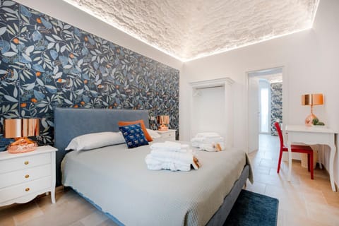 Bed, Photo of the whole room, Seating area, Bedroom, towels