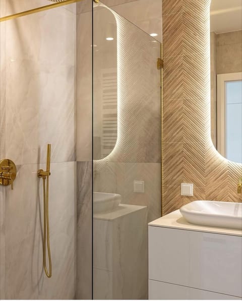 Hanza Tower DELUXE FAMILY 22 Pool & SPA Apartment in Szczecin