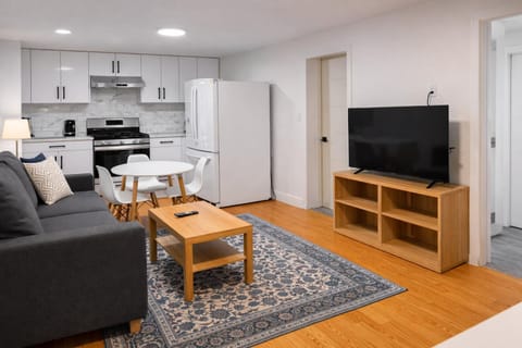 TV and multimedia, Kitchen or kitchenette, Living room, Seating area, Dining area, Evening entertainment, oven, stove